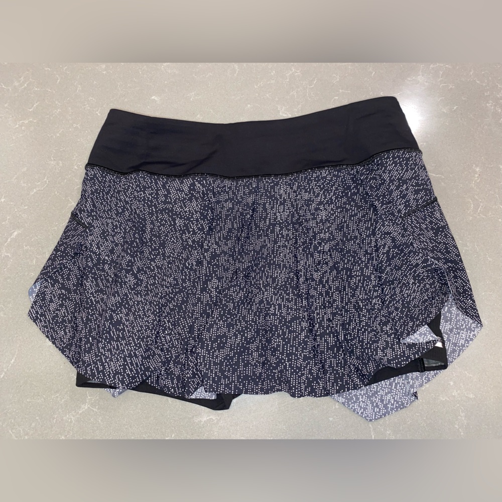 Lululemon quick pace skirt size 4 black and white